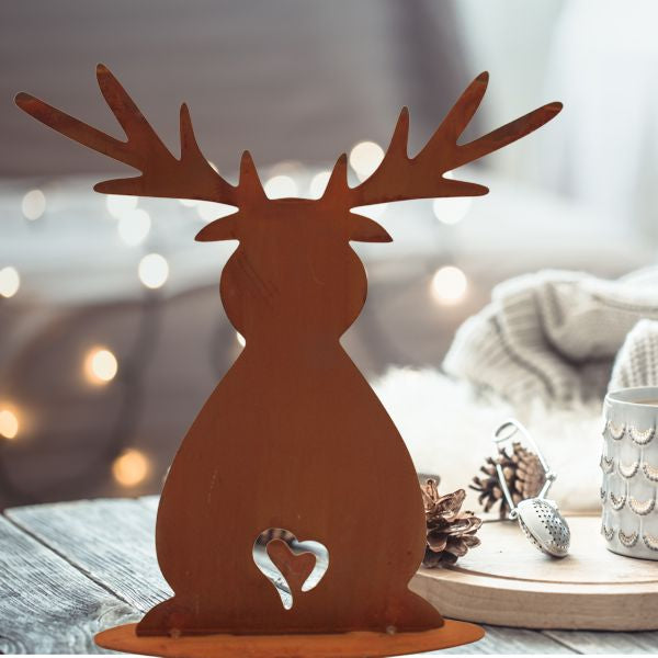 Mit dieser Rost Deko Figur bringen Sie den Zauber der Weihnachtszeit in Ihr Zuhause. Handgefertigt aus Metall, rostet das Rentier auf natürliche Weise weiter und wird so zum einzigartigen Unikat.