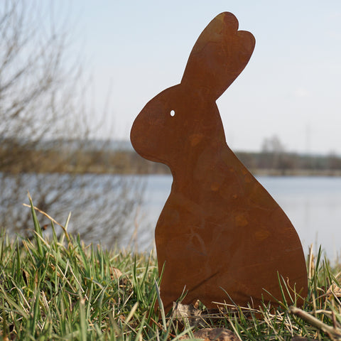 Süße Hasen-Deko für den Garten: Rustikales Design aus Metall für ein fröhliches Frühlingserlebnis.