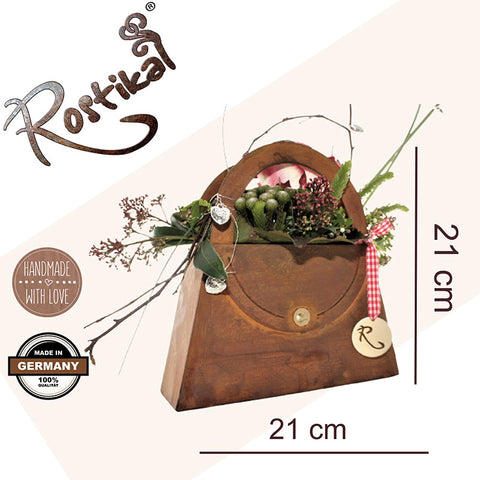 Mit der Gartendeko Tasche aus Edelrost bringen Sie ein Stück rustikalen Charme in Ihr Zuhause oder verschenken Sie das originelle Pflanzgefäß an Ihre Lieben.