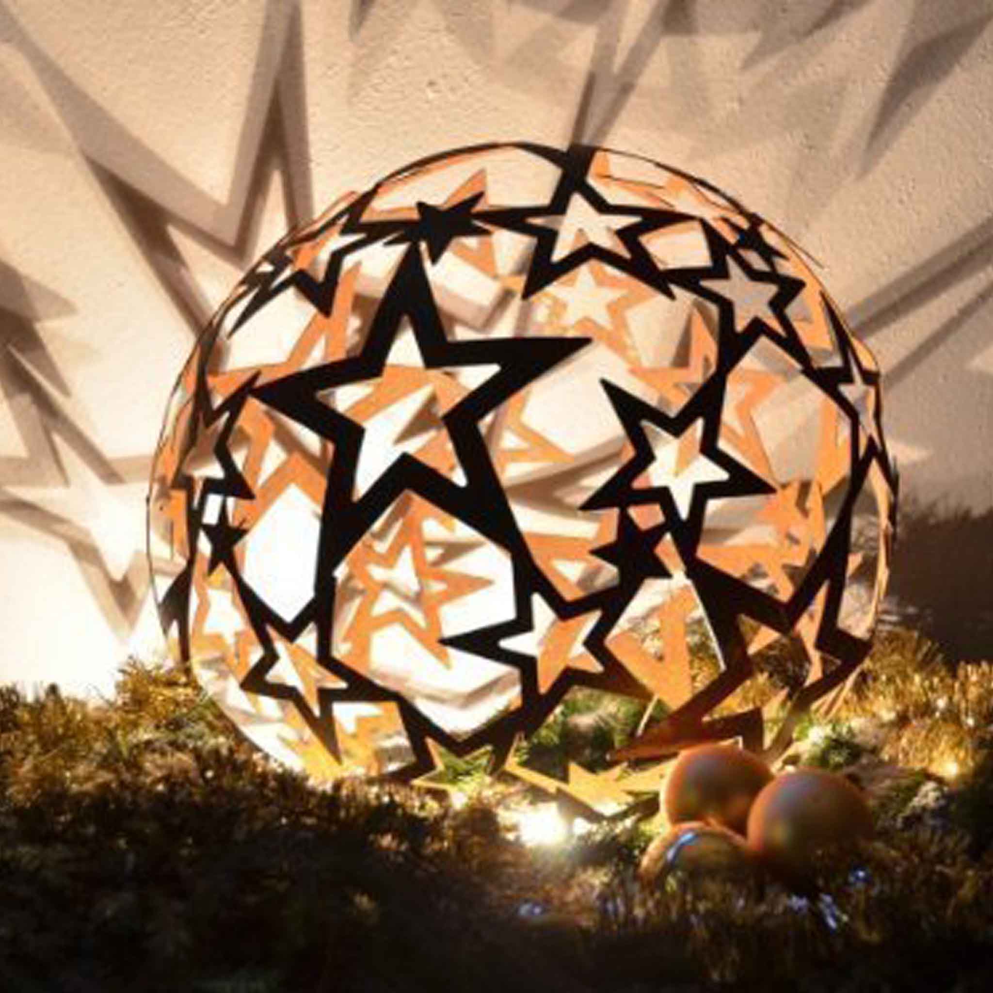 Stimmungsvolle rostige Metallkugel mit Sternenmuster, perfekt für weihnachtliche Gartendekoration oder festliche Innenräume