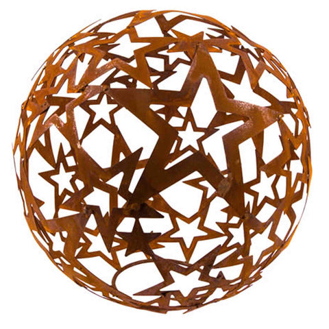 Einzigartige rostige Metallkugel mit dekorativem Sternenmuster, ideal für stimmungsvolle Garten- oder Wohnraumdekoration