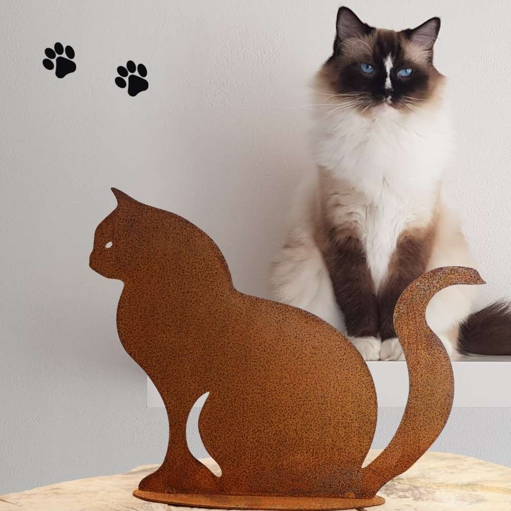 Rostige Metallskulptur einer Katze als handgefertigte und wetterfeste Dekoration für Katzenliebhaber, die einen rustikalen Touch verleiht.