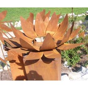 Rostige Metallskulptur einer handgefertigten Seerose als Gartendekoration - nachhaltig, rustikal und einzigartig in Design und Handarbeit.