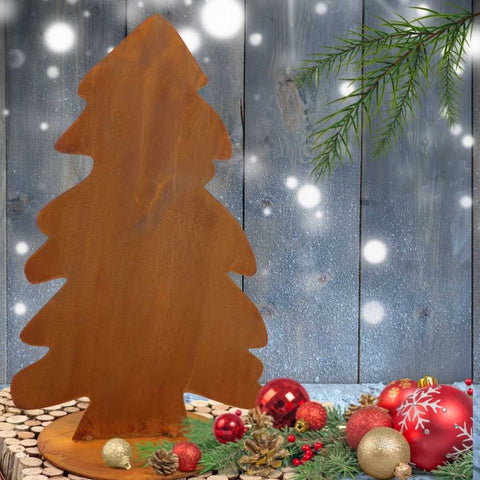 Rustikaler Metall Weihnachtsbaum aus kreativem Handwerk und natürlicher Patina als stilvolle Dekoration für eine gemütliche Adventszeit.