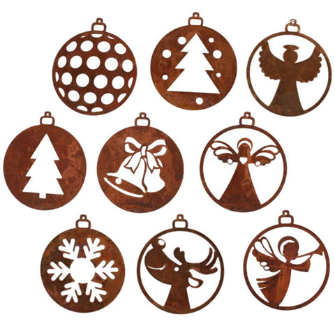 Rustieke kerstdecoratie: roestige hangers en kerstboomdecoraties