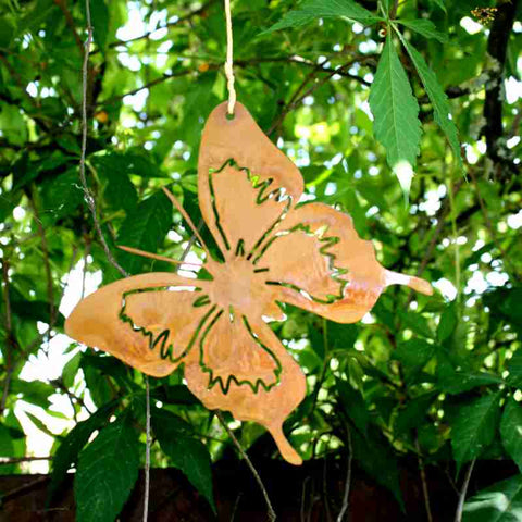 Dekorativer rostiger Schmetterling aus Metall - Filigrane Hängedeko oder Gartenstecker für charmante Akzente in Heim und Garten