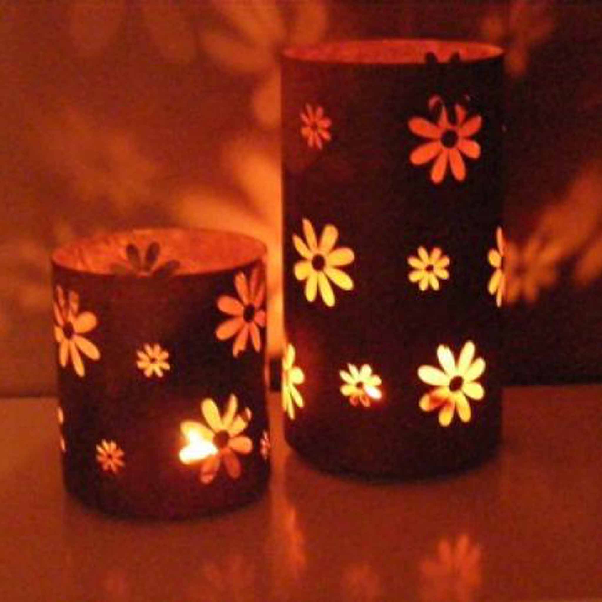Rustikales Windlicht aus Metall mit Blumenmuster für stimmungsvolle Beleuchtung im Innen- und Außenbereich - jetzt bei Edelrostshop kaufen!
