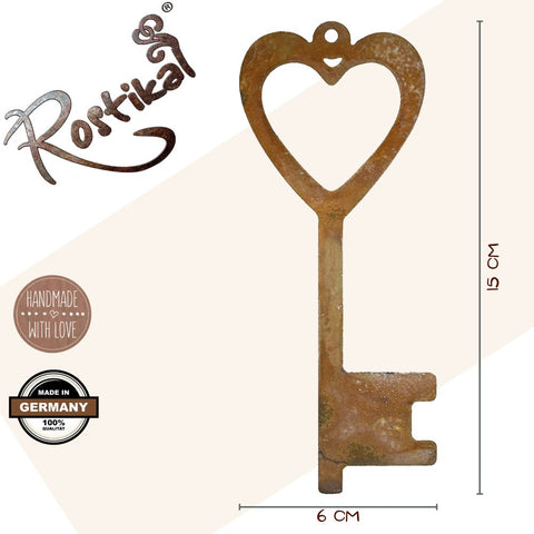 Handgefertigter Schlüssel Dekoanhänger aus Rost Metall mit Herz Ausschnitt als perfektes Geschenk für Liebhaber von Vintage Deko.