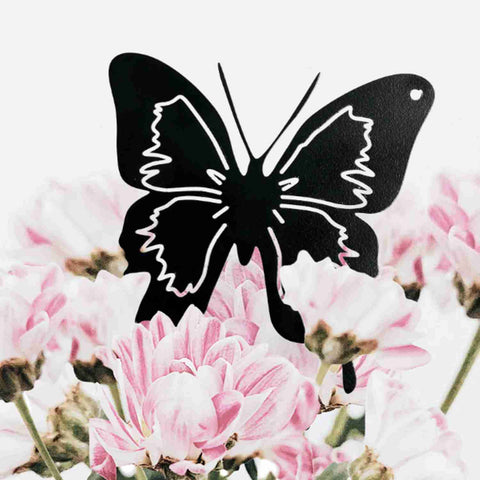 Schwarze Schmetterlingsfigur aus pulverbeschichtetem Metall als außergewöhnliche Wanddekoration und edles Accessoire für Haus und Garten