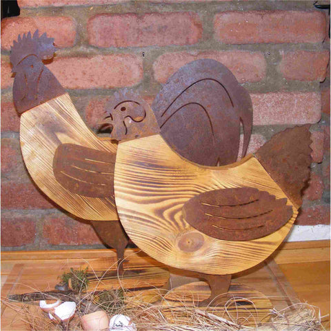 Holzskulpturen von Hahn und Henne, geschmückt mit rustikalen rostigen Eisendetails, verleihen Ihrem Wohnraum oder Garten einen besonderen Charme