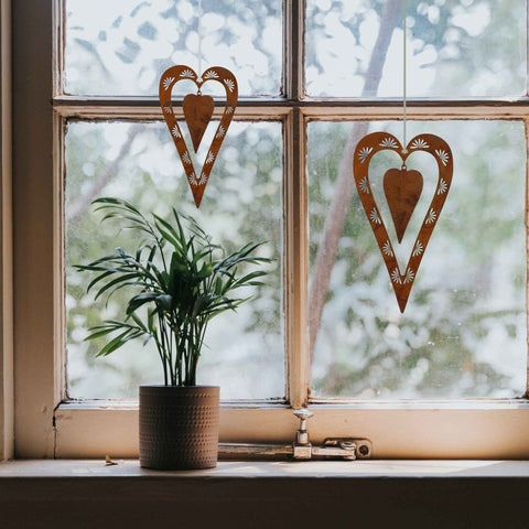 Filigrane Herz Deko zum aufhängen für das Haus und den Garten. Langlebige Metall Dekoration von Rostikal für Ihre Wohn- und Gartendeko.