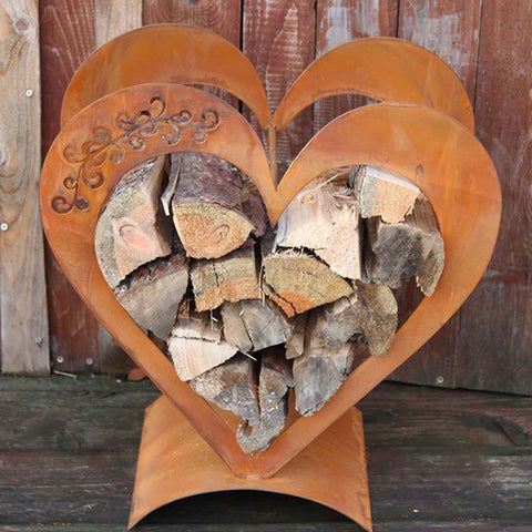 Praktisches und dekoratives Herz Holzregal aus Metall für Haus und Garten - Edelrost Kaminholzregal für stilvolle Aufbewahrung von Feuerholz im Winter und als Blickfang im Sommer.