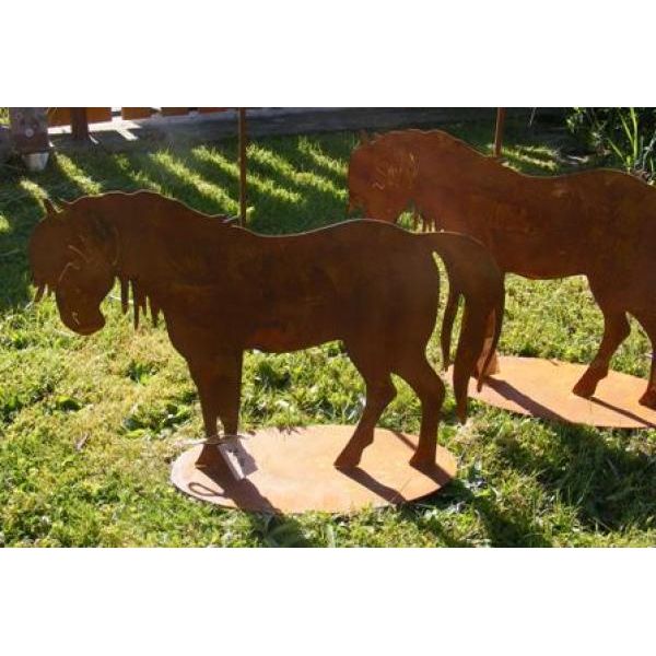 Entzückende Metall Rost Deko Pferde Figur für Garten und Terrasse überzeugt durch ihren Pony Charme im natürlichen Edelrost Design.