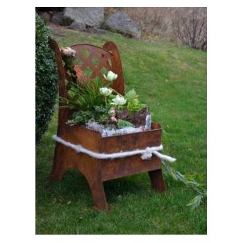 Großer Gartendeko Rost Metall Stuhl als besonderes Pflanzgefäß im rustikalen Vintage Look für den Garten und die Terrasse.
