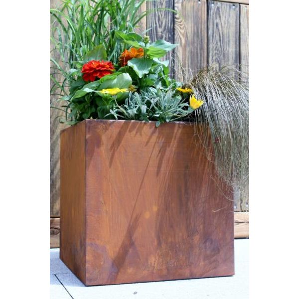 Rostiger Metall Pflanzkübel mit Styrodurauskleidung für den Garten und die Terrasse - langlebige und robuste Dekoration.