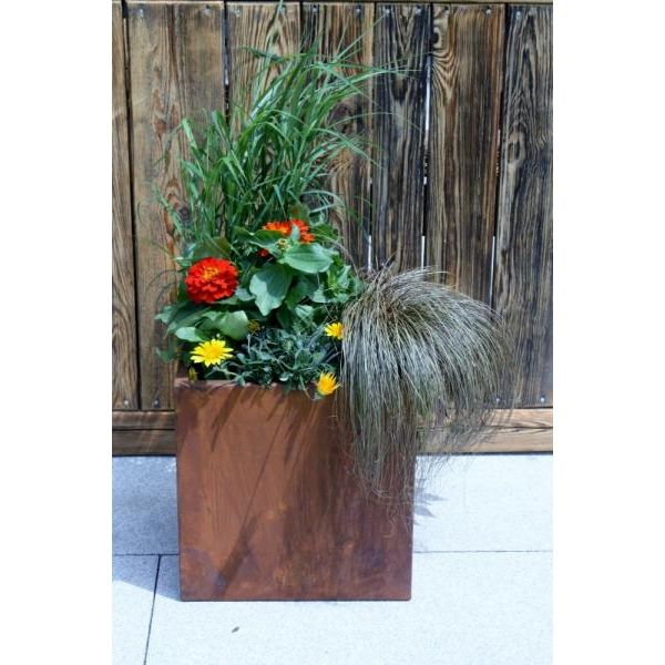 Würfelförmiger Rost Deko Pflanzkübel aus langlebigen Metall mit Styrodur verkleidet - perfekt für rustikale Gartendekoration