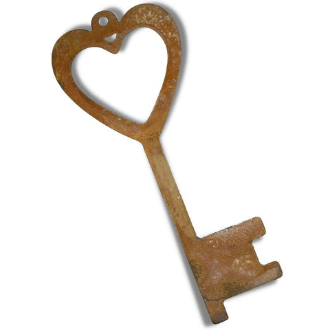 Rostig rustikaler Metall Deko Schlüssel zum Aufhängen mit Herz als rustikale Wanddekoration für das Haus und den Garten.