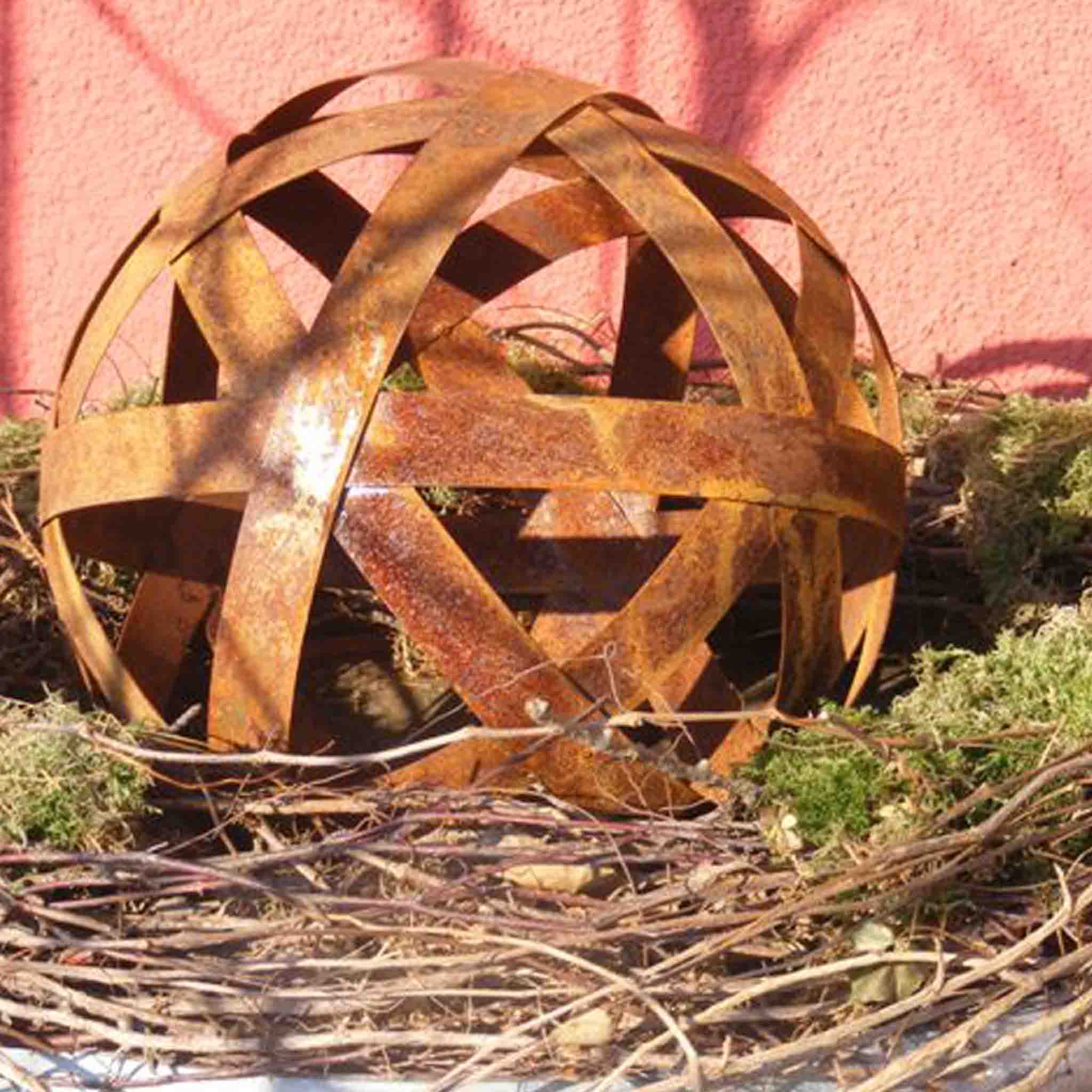 Rostige Metallkugeln aus Blech in verschiedenen Größen und Formen. Eine rustikale und besondere Gartendeko für Liebhaber von handgefertigten Unikaten