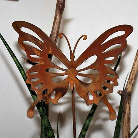 Kreative Dekoidee für den Garten: Blumenstecker Schmetterling aus Metall - handgefertigt und mit Rost-Deko Finish für das besondere Flair.