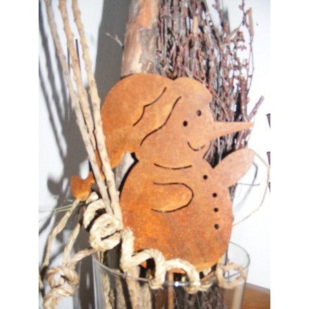 Handgefertigter Schneemann aus Metall mit Rost, der als Winterdekoration im Garten oder als Weihnachtsgeschenk verwendet werden kann.