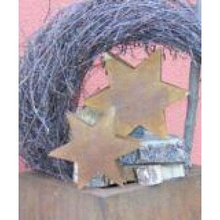 Rustikale Weihnachtsstern Deko aus rostigem Metall als befüllbarer Aufbewahrungsraum und skulpturale Gartendekoration mit nachhaltigem Charme