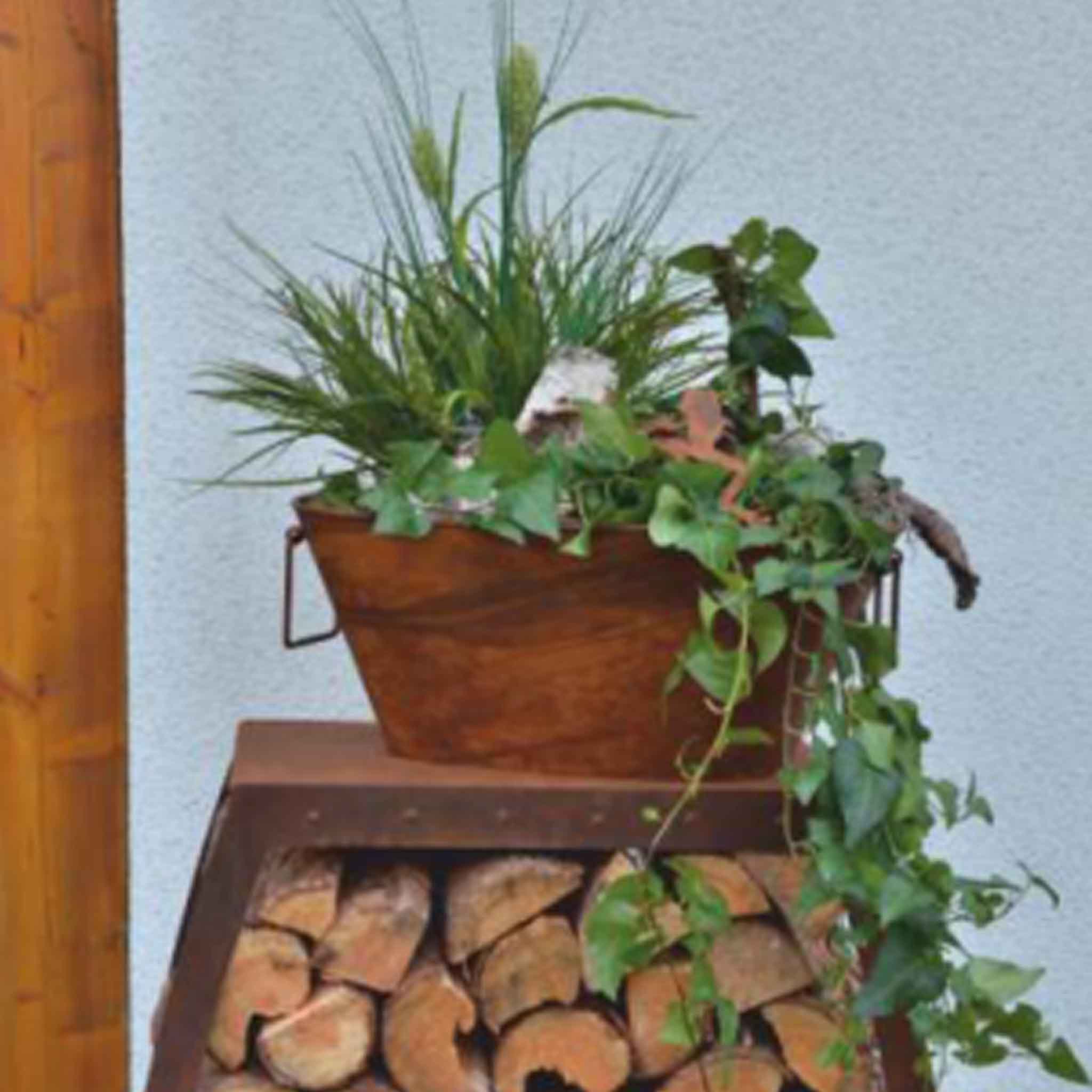Handgefertigtes Gartendeko Pflanzgefäß mit einzigartiger Rostpatina und Henkeln aus Metall